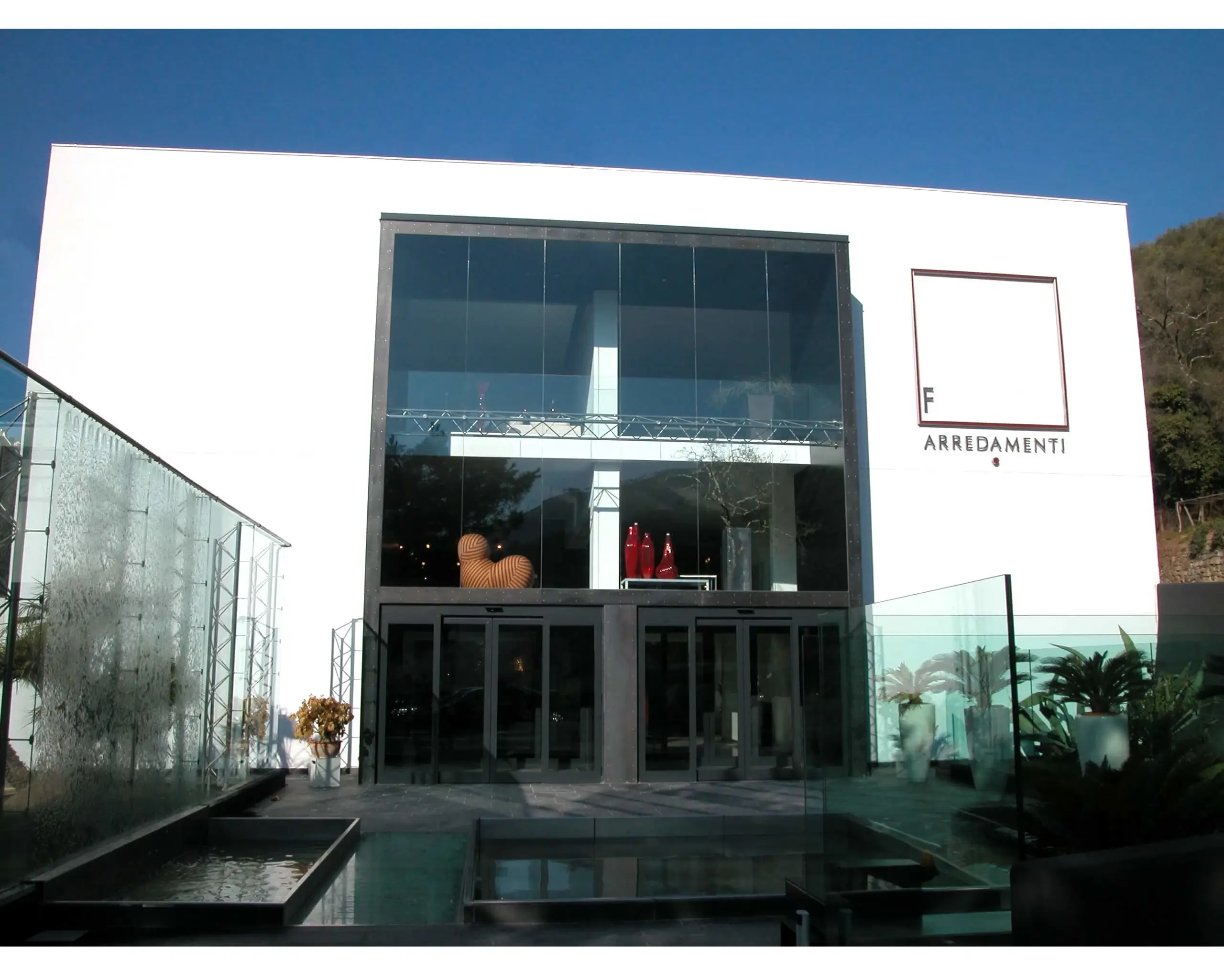 Progettazione realizzazione showroom in acciaio