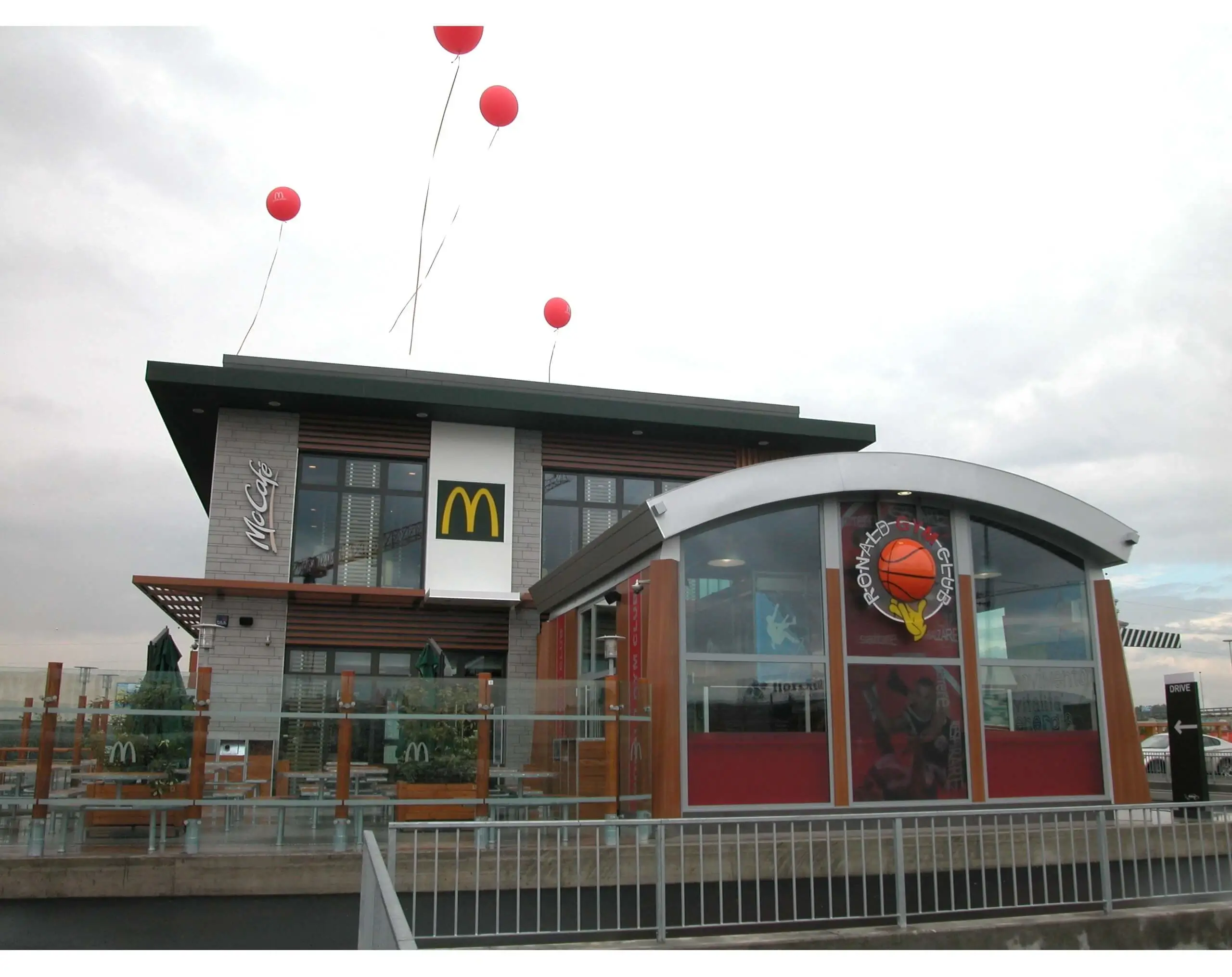 Progettazione realizzazione strutture in acciaio per fast food, ristorazione