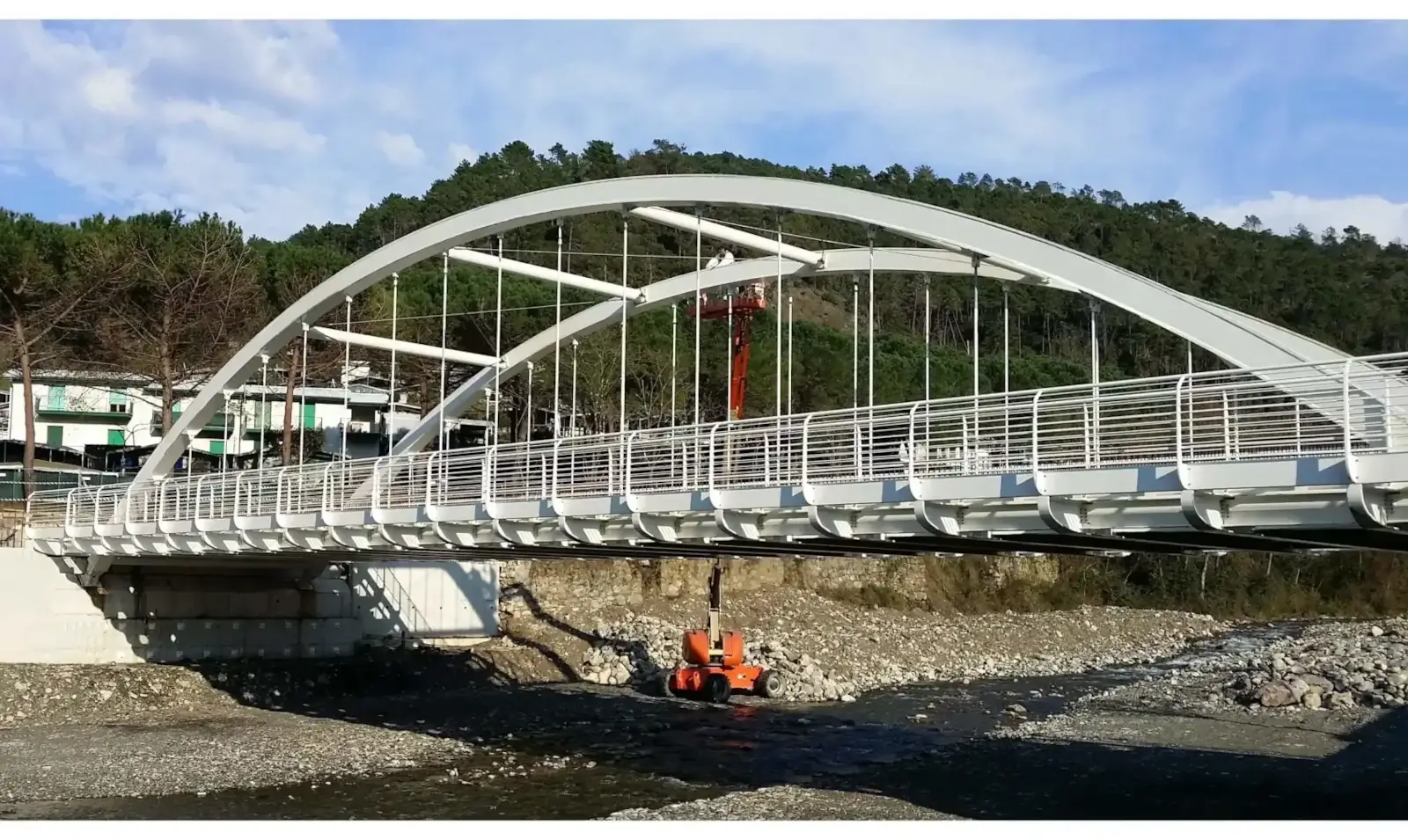 Progettazione realizzazione ponte ad arco in acciaio