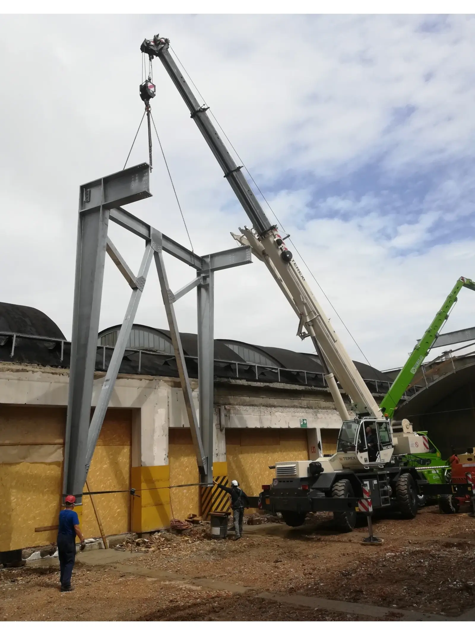 Progettazione realizzazione ristrutturazione capannone in acciaio