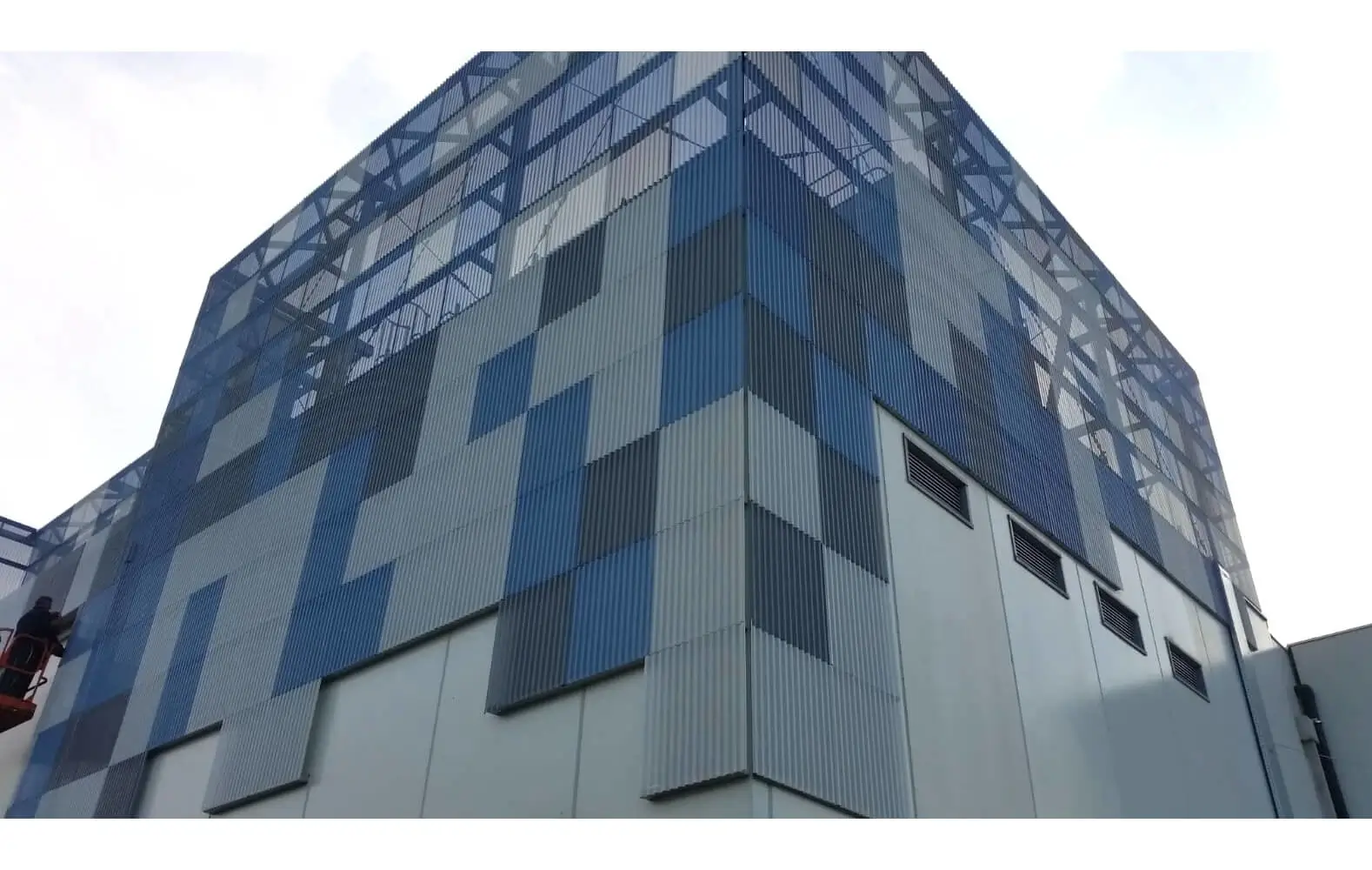 Progettazione realizzazione rivestimenti per parete in acciaio alluminio