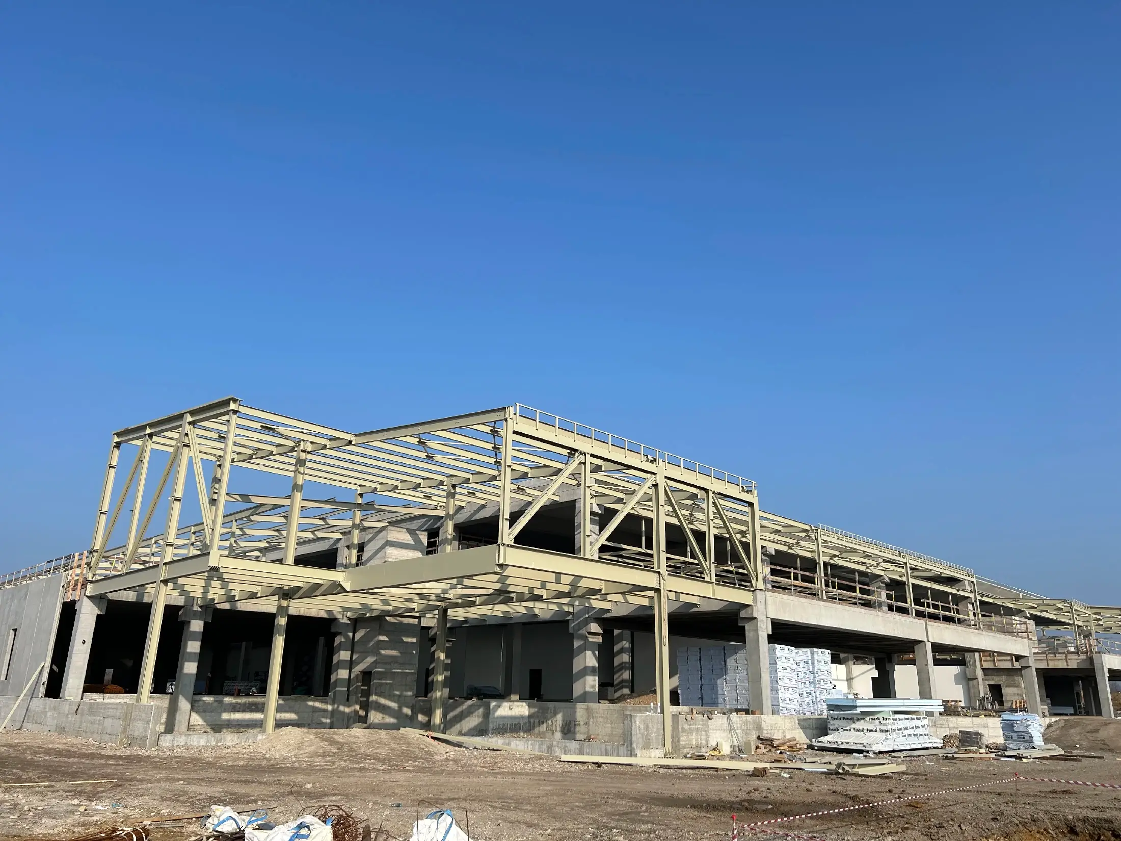 Progettazione realizzazione capannone industriale in acciaio
