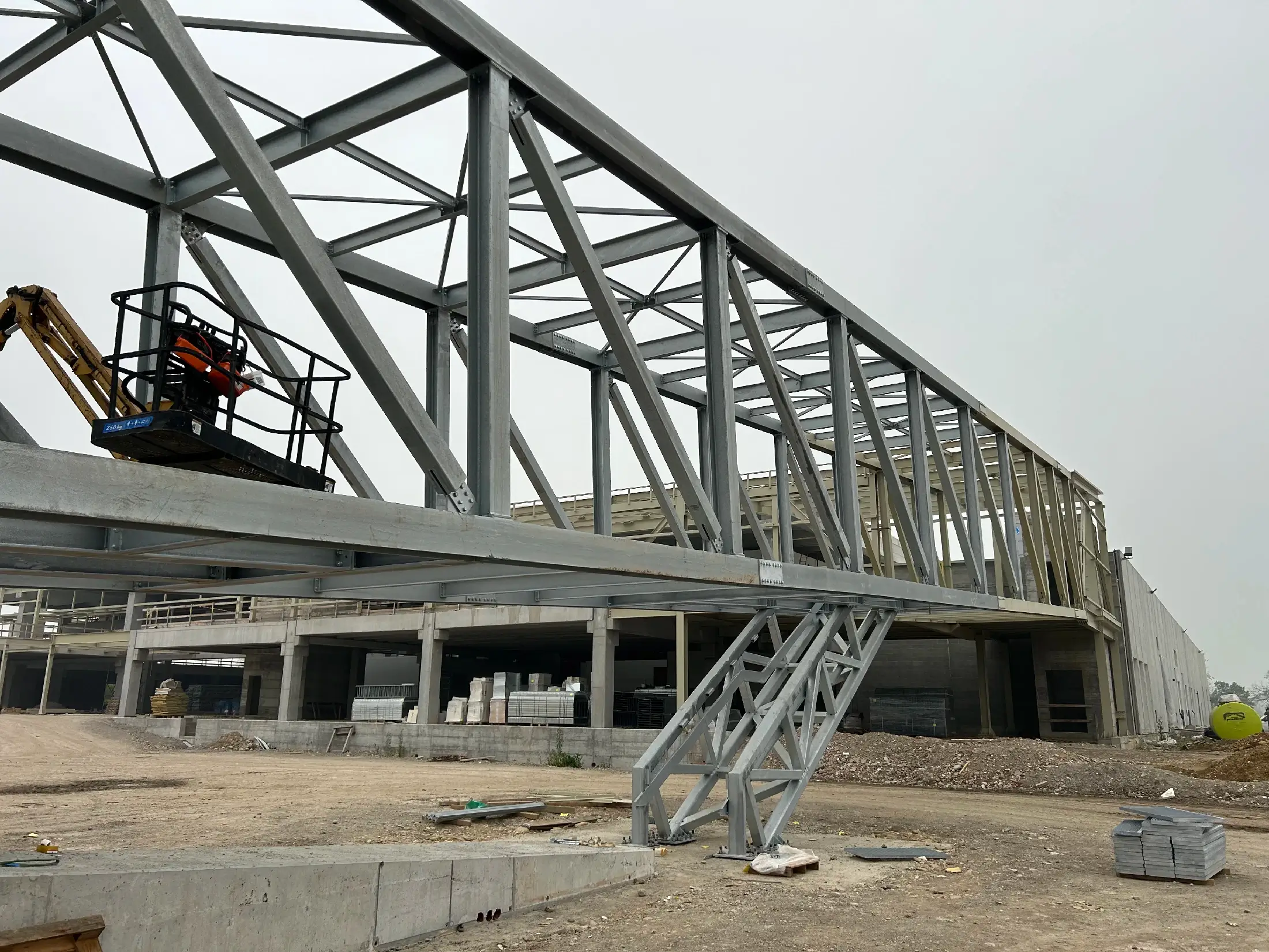 Progettazione di passerelle in acciaio, ferro, carpenteria metallica ciclopedonali, pedonali, carrabili e per mezzi pesanti | Mangili & Associati Spa