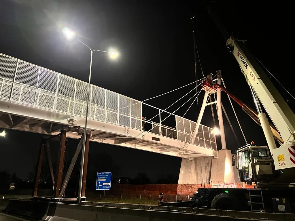 Progettazione di passerelle in acciaio, ferro, carpenteria metallica ciclopedonali, pedonali, carrabili e per mezzi pesanti | Mangili & Associati Spa